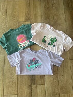 🆕 Girls Nike Graphic Tee Lot - 3 shirts - size large